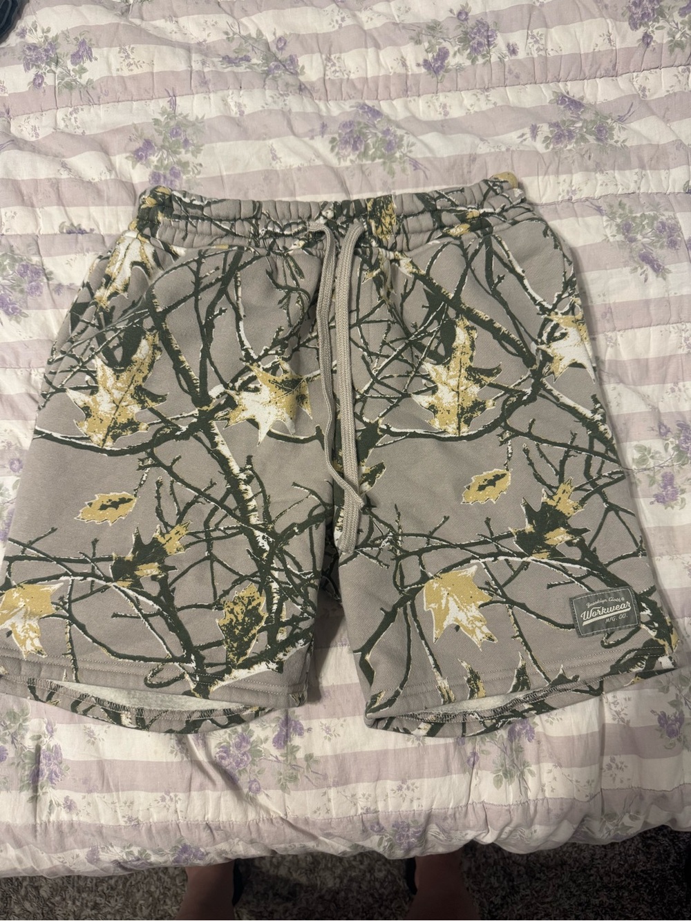 Men's Gray Leaf-Print Camo Casual Shorts